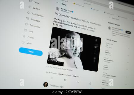 Warschau, Polen. 09. September 2022. Illustration Foto der königlichen Familie Twitter-Account der Ankündigung des Todes von Königin Elizabeth II angezeigt wird auf einem Computer-Monitor in Warschau, Polen am 9. September, 2022. (Foto von Jaap Arriens/Sipa USA) Quelle: SIPA USA/Alamy Live News Stockfoto