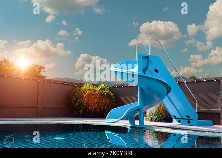 Swimmingpool mit Rutschen über blauem Himmel im Hintergrund. Sommerkonzept Stockfoto