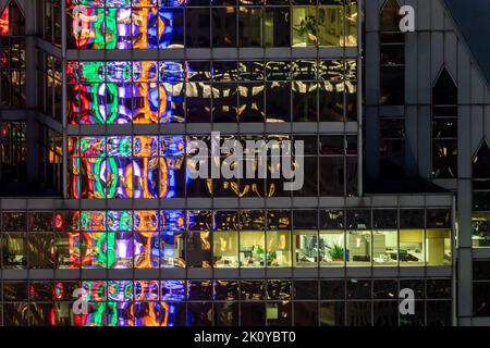 Abstrakte Farben und Spiegelungen in einem modernen Glasgebäude in Montreal, Quebec Stockfoto
