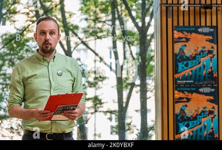 Edinburgh, Schottland, Großbritannien, 14.. September 2022. Scottish International Storytelling Festival: Daniel Abercrombie, stellvertretender Direktor von SISF am Scottish Storytelling Center, startet das Festivalprogramm Keep IT lit. Kredit: Sally Anderson/ Alamy Live Nachrichten Stockfoto