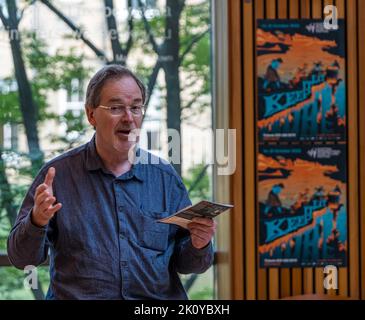 Edinburgh, Schottland, Großbritannien, 14.. September 2022. Scottish International Storytelling Festival: Donald Smith, Direktor von SISF am Scottish Storytelling Center, startet das Festivalprogramm Keep IT lit. Kredit: Sally Anderson/ Alamy Live Nachrichten Stockfoto