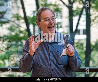 Edinburgh, Schottland, Großbritannien, 14.. September 2022. Scottish International Storytelling Festival: Donald Smith, Direktor von SISF am Scottish Storytelling Center, startet das Festivalprogramm Keep IT lit. Kredit: Sally Anderson/ Alamy Live Nachrichten Stockfoto