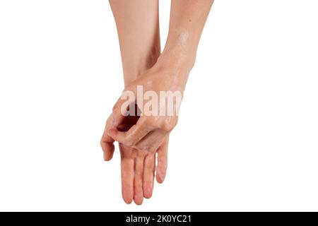 Eine Frau, die während einer hygienischen Routine vor weißem Hintergrund Seife aus nassen Händen entfernt Stockfoto