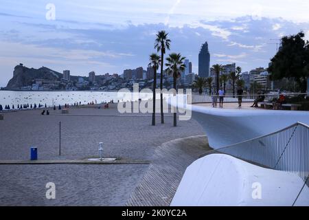 Benidorm, Alicante, Spanien - 11. September 2022: Poniente Strand mit seiner schönen Promenade mit Zugang zum Strand und Aussichtspunkt mit modernem Design Stockfoto