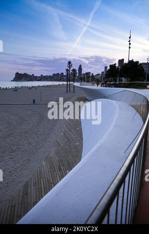 Benidorm, Alicante, Spanien - 11. September 2022: Poniente Strand mit seiner schönen Promenade mit Zugang zum Strand und Aussichtspunkt mit modernem Design Stockfoto