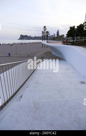 Benidorm, Alicante, Spanien - 11. September 2022: Poniente Strand mit seiner schönen Promenade mit Zugang zum Strand und Aussichtspunkt mit modernem Design Stockfoto