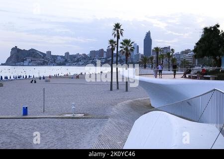 Benidorm, Alicante, Spanien - 11. September 2022: Poniente Strand mit seiner schönen Promenade mit Zugang zum Strand und Aussichtspunkt mit modernem Design Stockfoto