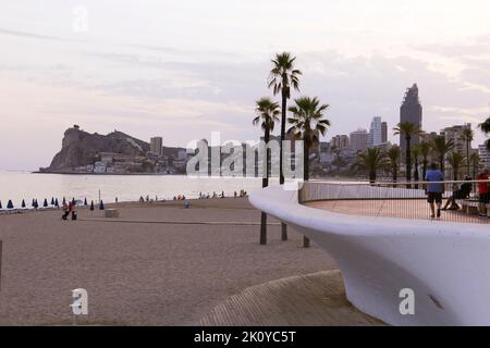 Benidorm, Alicante, Spanien - 11. September 2022: Poniente Strand mit seiner schönen Promenade mit Zugang zum Strand und Aussichtspunkt mit modernem Design Stockfoto