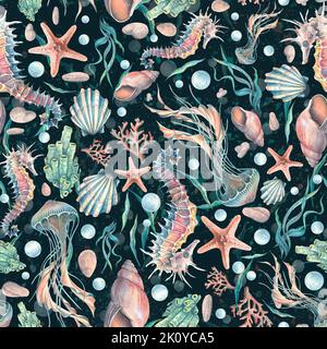 Muscheln, Seesterne, Seepferde und Quallen, Korallen und Blasen. Aquarelldarstellung auf dunklem Hintergrund. Nahtloses Muster. Für Stoff, Textilien Stockfoto
