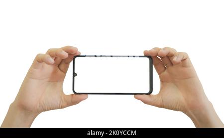 Zwei Hände halten schwarzes Smartphone mit weißen Bildschirm isoliert auf weißem Hintergrund schließen Clipping-Pfad. Stockfoto