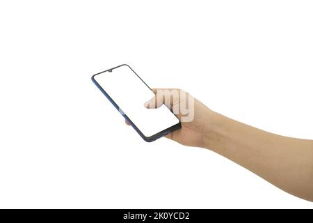 Das handhaltende mobile Smartphone mit leerem weißen Bildschirm, der auf weißem Hintergrund isoliert ist, umfasst einen Beschneidungspfad. Stockfoto
