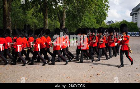 Mitglieder der Coldstream Guards verlassen die Wellington Barracks im Zentrum Londons, bevor der Sarg von Königin Elizabeth II. Vom Buckingham Palace zur Westminster Hall, London, feierlich prozessual übergeben wird. Bilddatum: Mittwoch, 14. September 2022. Stockfoto