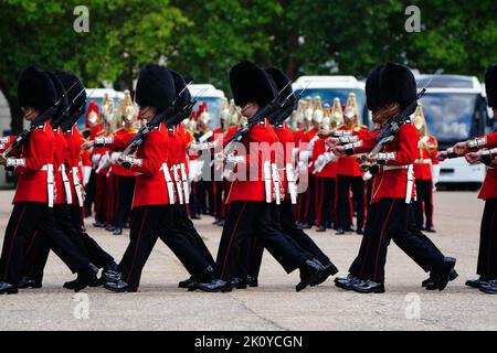 Mitglieder der Coldstream Guards verlassen die Wellington Barracks im Zentrum Londons, bevor der Sarg von Königin Elizabeth II. Vom Buckingham Palace zur Westminster Hall, London, feierlich prozessual übergeben wird. Bilddatum: Mittwoch, 14. September 2022. Stockfoto