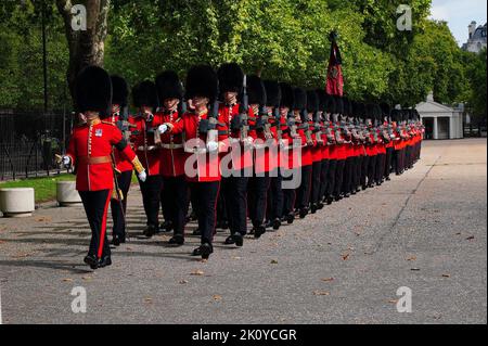 Mitglieder der Coldstream Guards verlassen die Wellington Barracks im Zentrum Londons, bevor der Sarg von Königin Elizabeth II. Vom Buckingham Palace zur Westminster Hall, London, feierlich prozessual übergeben wird. Bilddatum: Mittwoch, 14. September 2022. Stockfoto