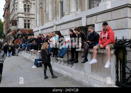 Westminster, London, Großbritannien. 14.. September 2022. Trauer um den Tod von Königin Elisabeth II. Im Alter von 96 Jahren. Die Menschenmassen füllen Whitehall und warten auf die Prozession. Kredit: Matthew Chattle/Alamy Live Nachrichten Stockfoto