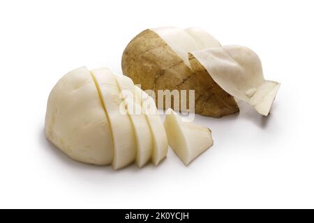 Geschälte Jicama-Haut und geschnittene Jicama. Jicama ist eine knusprige, leicht süße, mexikanische essbare Knollenwurzel. Stockfoto