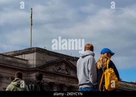 Ein Paar steht vor dem Buckingham Palace als Teil der versammelten Menschenmassen nach dem Tod von Queen Elizabeth II, London, Samstag, 10. September Stockfoto