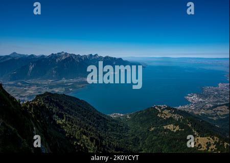 Landschaft aus See, Berg und Stadt. Rochers de Naye, Montreux, Schweiz. Blick von der Bergspitze in Richtung Genfersee und Montreux-Stadt in s Stockfoto