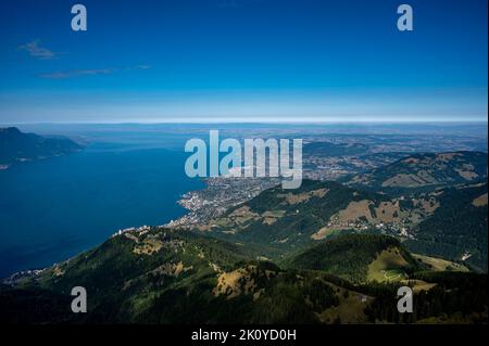 Landschaft aus See, Berg und Stadt. Rochers de Naye, Montreux, Schweiz. Blick von der Bergspitze in Richtung Genfersee und Montreux-Stadt in s Stockfoto