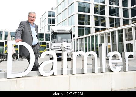 13. September 2022, Baden-Württemberg, Leinfelden-Echterdingen: Martin Daum, Vorsitzender der Geschäftsführung des Nutzfahrzeugherstellers Daimler Truck, steht am Firmensitz bei Stuttgart vor einem eActros-Lkw. Foto: Bernd Weißbrod/dpa Stockfoto