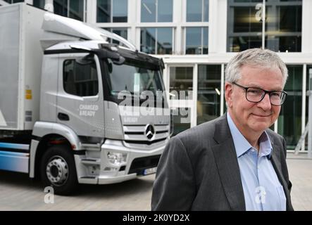 13. September 2022, Baden-Württemberg, Leinfelden-Echterdingen: Martin Daum, Vorsitzender der Geschäftsführung des Nutzfahrzeugherstellers Daimler Truck, steht am Firmensitz bei Stuttgart vor einem eActros-Lkw. Foto: Bernd Weißbrod/dpa Stockfoto