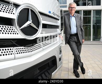 13. September 2022, Baden-Württemberg, Leinfelden-Echterdingen: Martin Daum, Vorsitzender der Geschäftsführung des Nutzfahrzeugherstellers Daimler Truck, steht am Firmensitz bei Stuttgart vor einem eActros-Lkw. Foto: Bernd Weißbrod/dpa Stockfoto