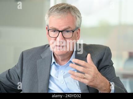 13. September 2022, Baden-Württemberg, Leinfelden-Echterdingen: Martin Daum, Geschäftsführer des Nutzfahrzeugherstellers Daimler Truck, nahm während eines Interviews am Hauptsitz des Unternehmens bei Stuttgart Teil. Foto: Bernd Weißbrod/dpa Stockfoto