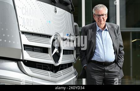 13. September 2022, Baden-Württemberg, Leinfelden-Echterdingen: Martin Daum, Vorsitzender der Geschäftsführung des Nutzfahrzeugherstellers Daimler Truck, steht am Firmensitz bei Stuttgart vor einem eActros-Lkw. Foto: Bernd Weißbrod/dpa Stockfoto