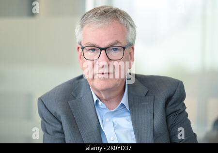 13. September 2022, Baden-Württemberg, Leinfelden-Echterdingen: Martin Daum, Geschäftsführer des Nutzfahrzeugherstellers Daimler Truck, nahm während eines Interviews am Hauptsitz des Unternehmens bei Stuttgart Teil. Foto: Bernd Weißbrod/dpa Stockfoto