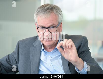 13. September 2022, Baden-Württemberg, Leinfelden-Echterdingen: Martin Daum, Geschäftsführer des Nutzfahrzeugherstellers Daimler Truck, nahm während eines Interviews am Hauptsitz des Unternehmens bei Stuttgart Teil. Foto: Bernd Weißbrod/dpa Stockfoto