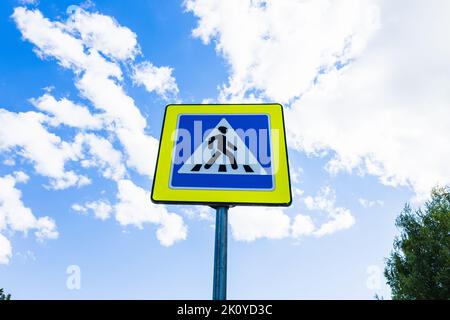 Blau und weiß Fußgängerübergangsschild auf dem Himmel Hintergrund Stockfoto