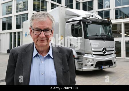 13. September 2022, Baden-Württemberg, Leinfelden-Echterdingen: Martin Daum, Vorsitzender der Geschäftsführung des Nutzfahrzeugherstellers Daimler Truck, steht am Firmensitz bei Stuttgart vor einem eActros-Lkw. Foto: Bernd Weißbrod/dpa Stockfoto