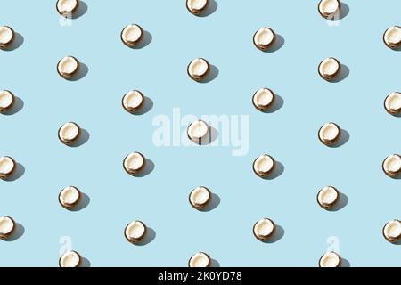 Sommermuster - Kokosnüsse auf blauem Hintergrund. Minimalkonzept. Stockfoto