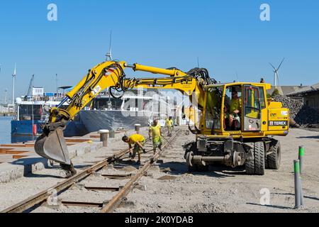 Antwerpen, Belgien - August 2022: Mechanischer Bagger auf einer Baustelle neben einem der Häfen der Stadt Stockfoto