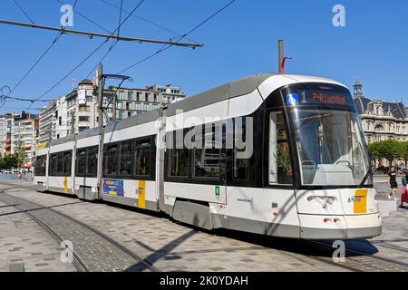 Antwerpen, Belgien - August 2022: Elektrische Straßenbahn auf einer Straße in der Nähe des Stadtzentrums. Die Stadt verfügt über ein ausgedehntes Straßenbahnnetz. Stockfoto