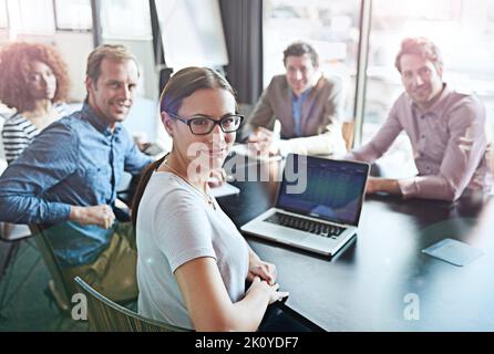 Wir stoßen die Grenzen des Erfolgs an. Porträt einer Gruppe von Bürokollegen, die um einen Sitzungstisch sitzen. Stockfoto