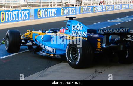 Renault Formel 1 Auto verlässt die Box, gefahren von Nelson Piquet Jr am Debüt Testtag Silverstone Rennkurs UK 20 September 2006 Stockfoto