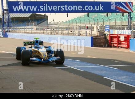 Renault Formel-1-Auto, das am ersten Testtag für Renault auf dem Silverstone Race Circuit England am 20. September 2006 von Nelson Piquet Jr an die Box gefahren wird Stockfoto