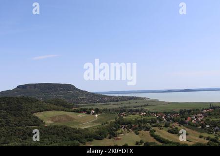 Blick auf den Badacsony-Hügel von Szigliget Stockfoto