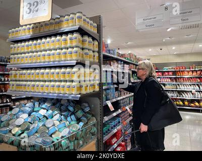 Stockholm, Schweden. 14. September 2022. Eine Frau kauft in einem Supermarkt in Stockholm, Schweden, 14. September 2022. Laut offiziellen Statistiken, die am Mittwoch veröffentlicht wurden, erreichte Schwedens Inflationsrate im August ein neues hoch von drei Jahrzehnten. Die 12-monatige Inflation des Verbraucherpreisindex (CPIF) mit festem Zinssatz erreichte im August 9 Prozent, gegenüber 8 Prozent im Juli, teilte Statistics Sweden mit. Kredit: He Miao/Xinhua/Alamy Live Nachrichten Stockfoto