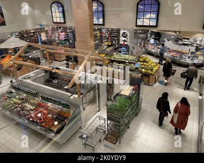 Stockholm, Schweden. 14. September 2022. Menschen kaufen in einem Supermarkt in Stockholm, Schweden, am 14. September 2022 ein. Laut offiziellen Statistiken, die am Mittwoch veröffentlicht wurden, erreichte Schwedens Inflationsrate im August ein neues hoch von drei Jahrzehnten. Die 12-monatige Inflation des Verbraucherpreisindex (CPIF) mit festem Zinssatz erreichte im August 9 Prozent, gegenüber 8 Prozent im Juli, teilte Statistics Sweden mit. Kredit: He Miao/Xinhua/Alamy Live Nachrichten Stockfoto