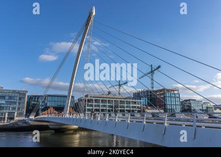 Eine horizontale Aufnahme des Turms und der Kabel der Samuel Beckett Bridge im Docklands Area, Dublin, Irland. Stockfoto