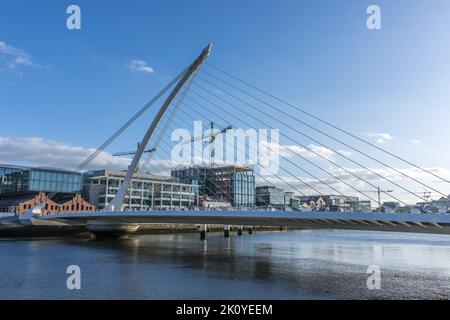 Horizontale Aufnahme des Turms und der Kabel der Samuel Beckett Bridge im Docklands Area, Dublin, Irland. Stockfoto