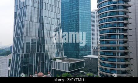 Wolkenkratzer spiegeln sich in anderen Wolkenkratzern mit Glasfassade Stockfoto