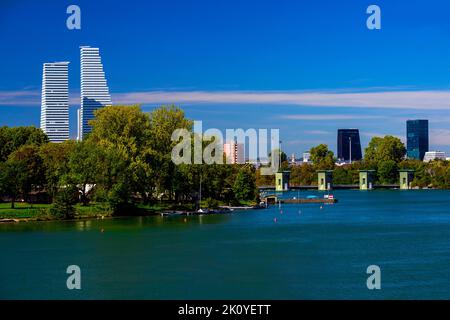 Mit dem Bau der Roche Towers, den höchsten Gebäuden der Schweiz, veränderte sich die Skyline von Basel dramatisch. Stockfoto