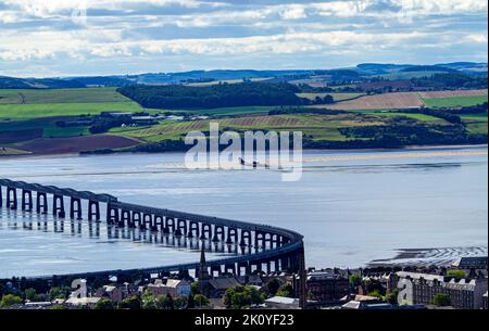 Dundee, Tayside, Schottland, Großbritannien. 14.. September 2022. UK Wetter: Nordost-Schottland erlebte im September warmes Wetter mit Höhen von 18 Grad Wunderschöne Ausblicke auf den Tay River und die Stadt Dundee werden vom Law Hill aus dank einer ungewöhnlichen Wolke beobachtet, die natürlich weiß - grau ist und einen blauen Eindruck über die schottische Landschaft erzeugt. Kredit: Dundee Photographics/Alamy Live Nachrichten Stockfoto