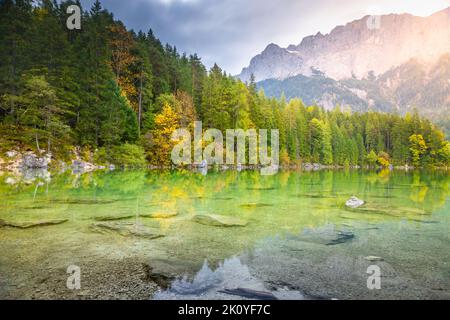 Eibsee mit Zugspitze, deutsche Alpen, Bayern, Deutschland Stockfoto