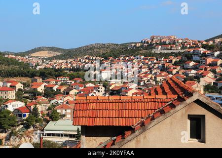 SIBENIK, KROATIEN - 12. SEPTEMBER 2016: Das ist ein flaches modernes Gebäude in neuen Stadtteilen. Stockfoto