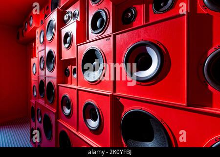 Foto der Nahaufnahme der Wand mit rotem Hintergrund der Audiolautsprecher. Stockfoto