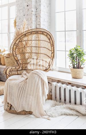 Korbsessel im Zimmer.Boho-Stil Interieur. Stockfoto
